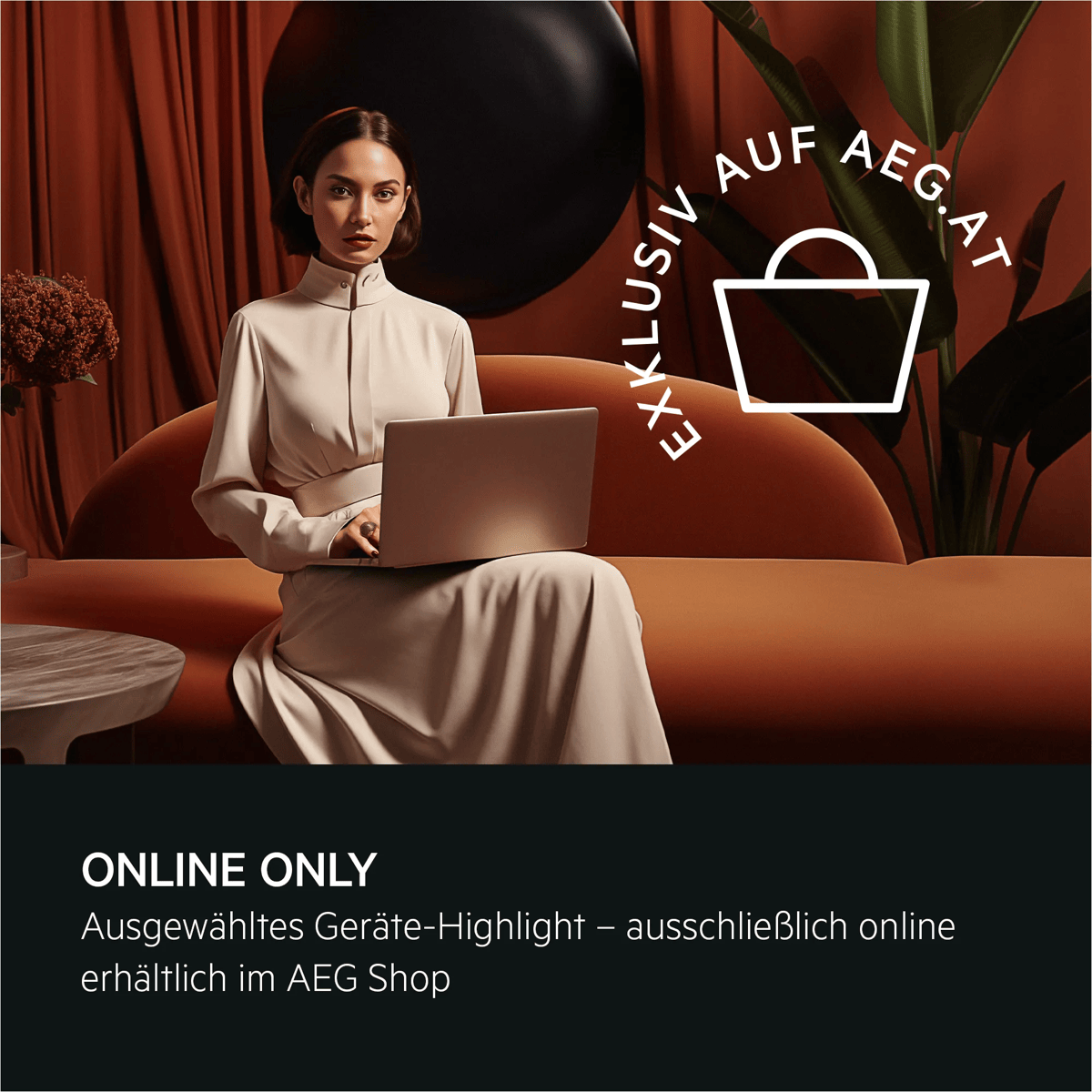 Eine Frau in einem beigen Kleid nutzt einen Laptop auf einem orangefarbenen Sofa.