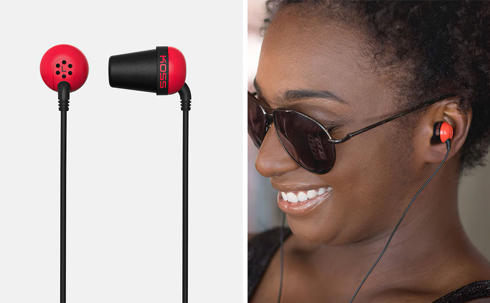 Rote und schwarze Koss-In-Ear-Kopfhörer, isoliert und von einer lächelnden Frau mit Sonnenbrille getragen.