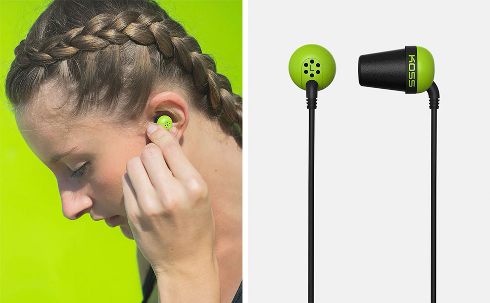 Eine Frau mit geflochtenem Haar setzt grüne In-Ear-Kopfhörer ein, daneben eine Nahaufnahme der Ohrhörer.