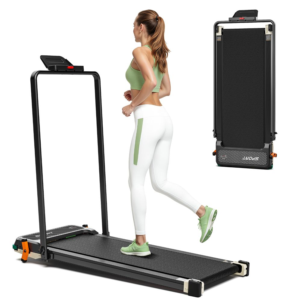 Una donna in abbigliamento sportivo corre su un tapis roulant nero, con lo stesso tapis roulant piegato a destra.