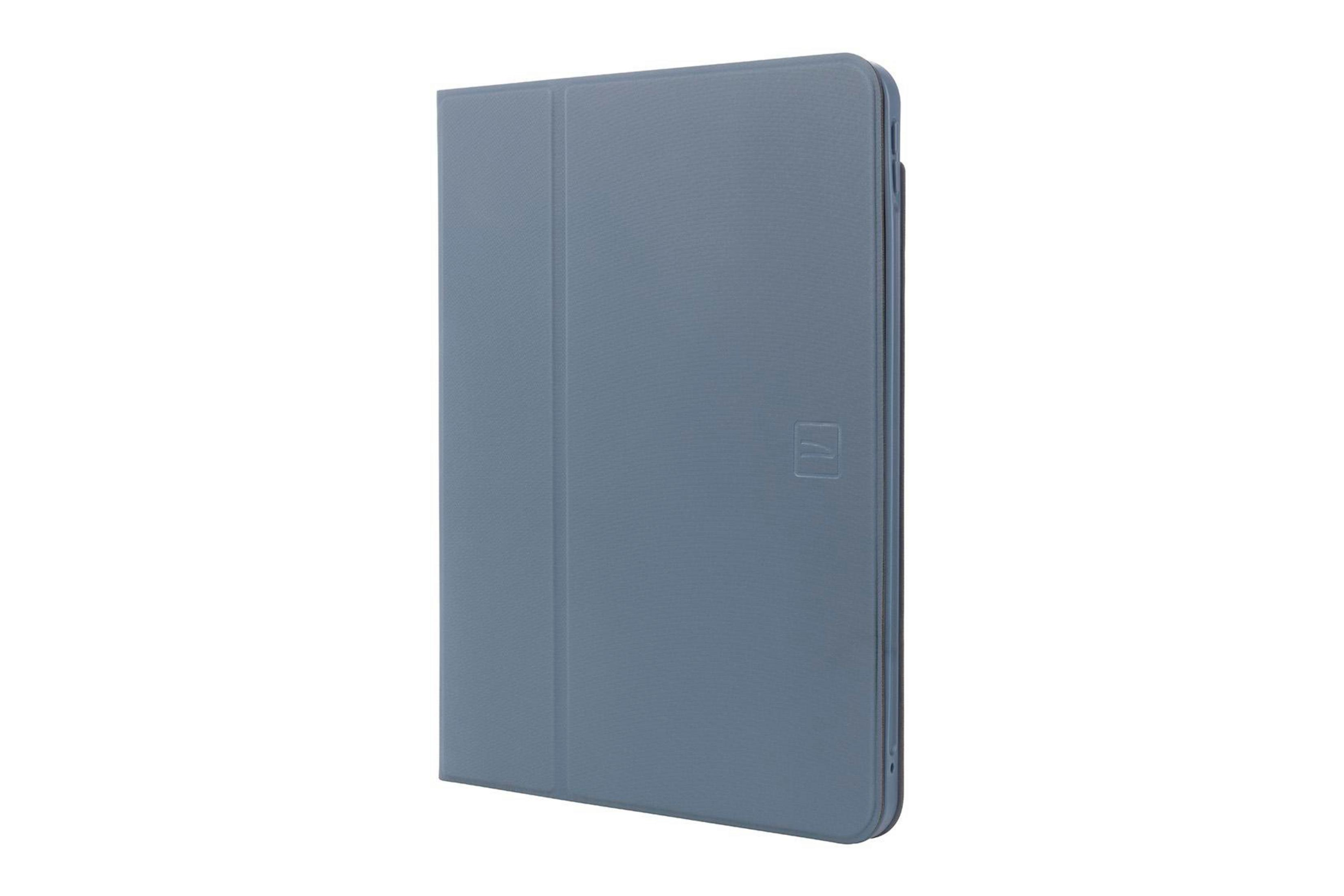 Una funda protectora para tablet gris y cerrada sobre fondo blanco.