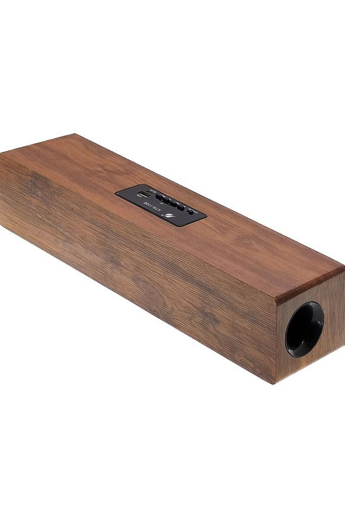Beyaz arka planda siyah kontrol panelli ve yuvarlak yan bağlantı noktalı, ahşap desenli uzun Bluetooth hoparlör.