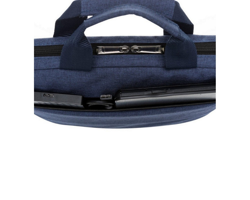 Siyah bir cihaz ve aksesuar gösteren açık bölmeli mavi laptop çantası.
