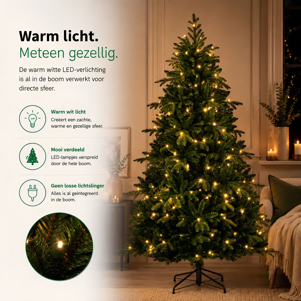 Verlichte kerstboom in woonkamer met Nederlandse tekst en iconen links.