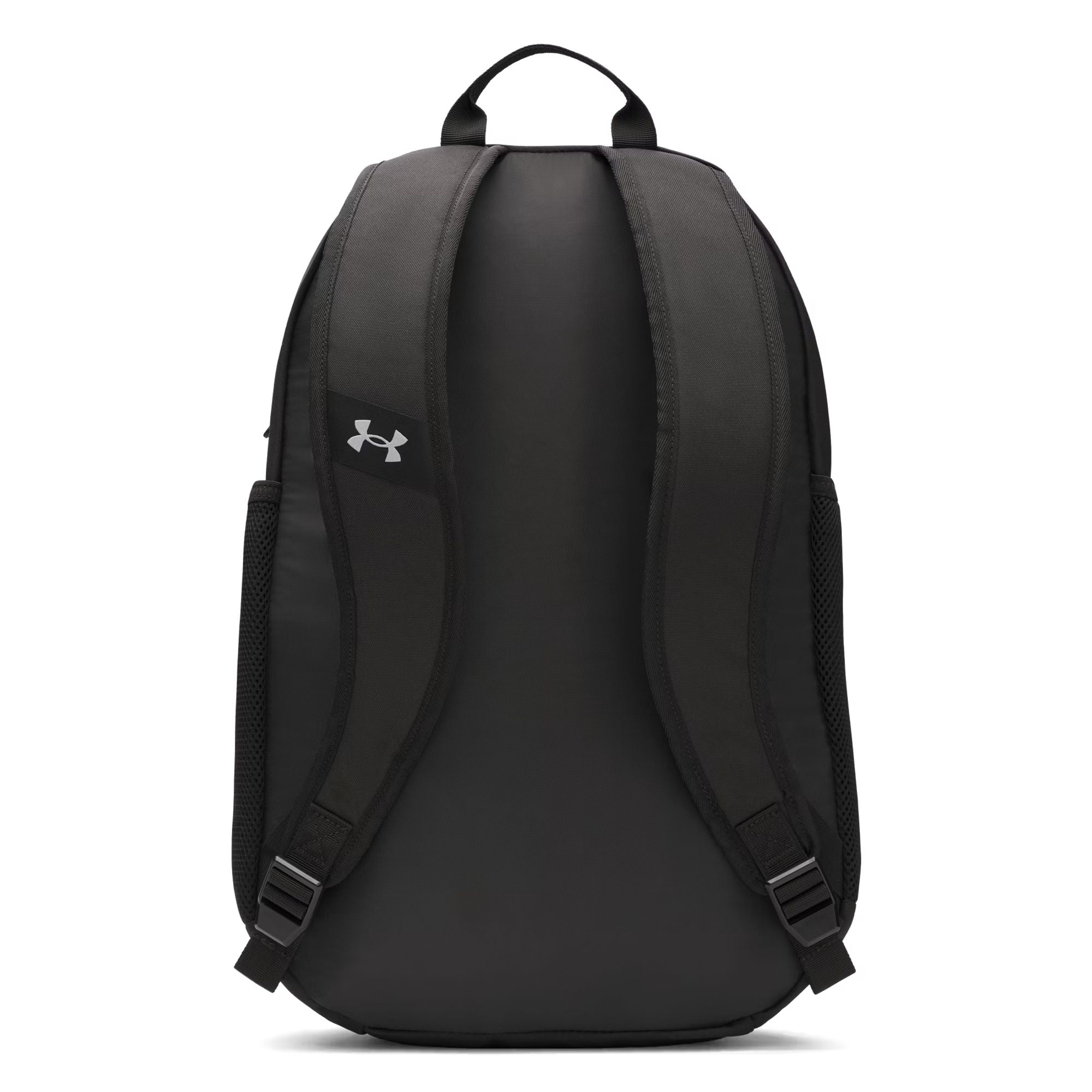 Ein schwarzer Rucksack von hinten mit gepolsterten Schultergurten, Tragegriff und einem kleinen Logo am linken Gurt.