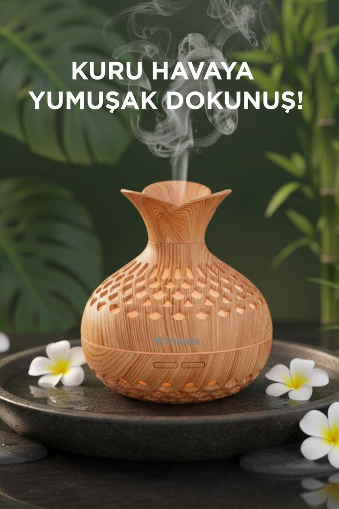 Su ve çiçeklerle dolu bir kasede yükselen buharla ahşap bir hava nemlendirici.