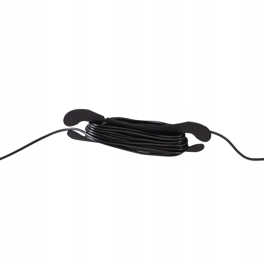 Ein schwarzes, aufgerolltes Kabel mit Band vor weißem Hintergrund.