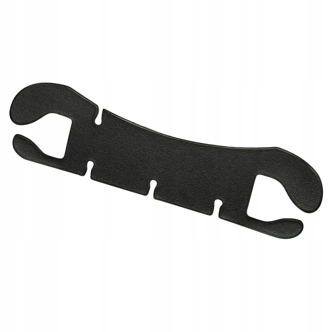 Ein schwarzer, länglicher Maskenhalter mit Schlitzen und Endhaken auf weißem Hintergrund.