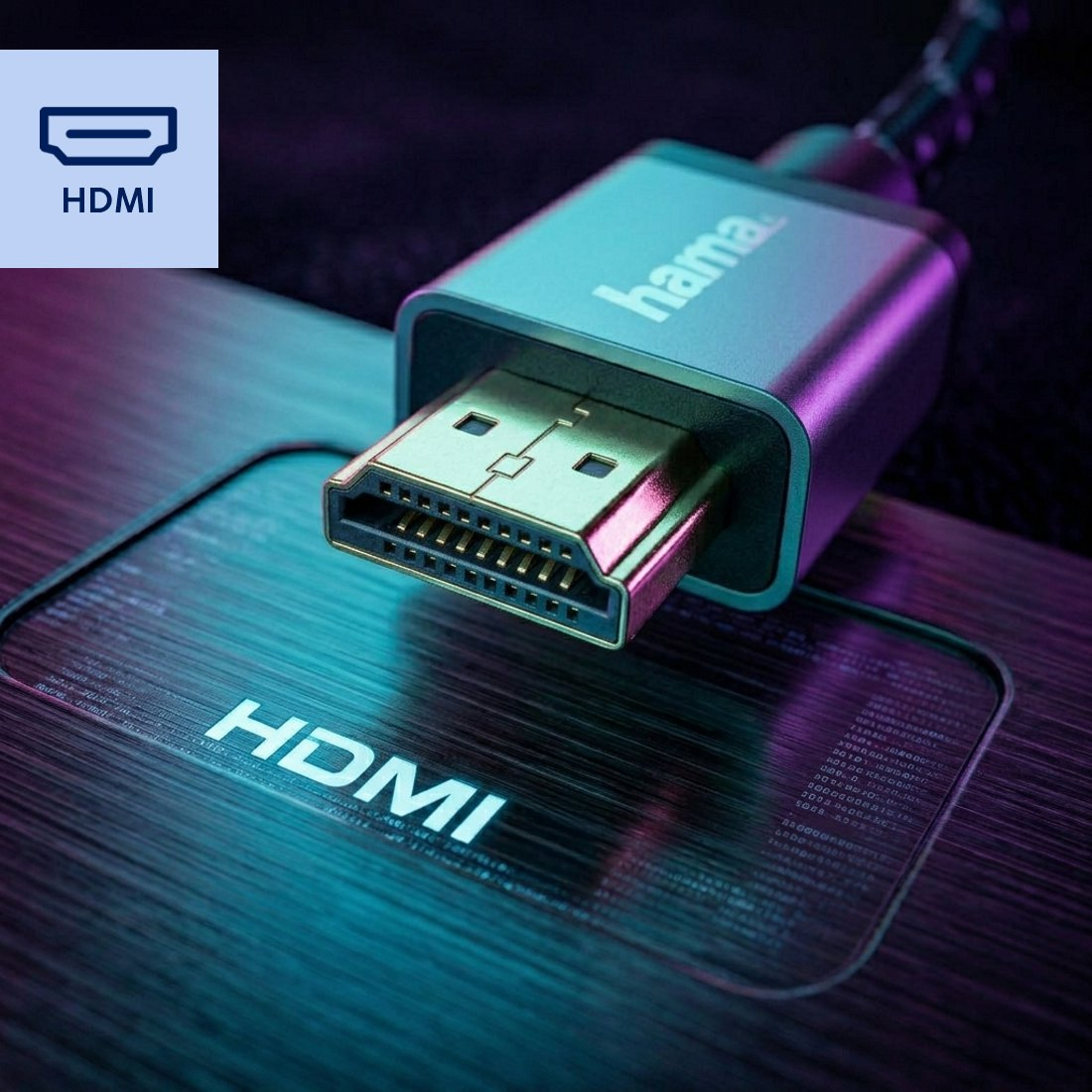 Kabel HDMI Hama ze złotym złączem spoczywa na podświetlanej, teksturowanej powierzchni.
