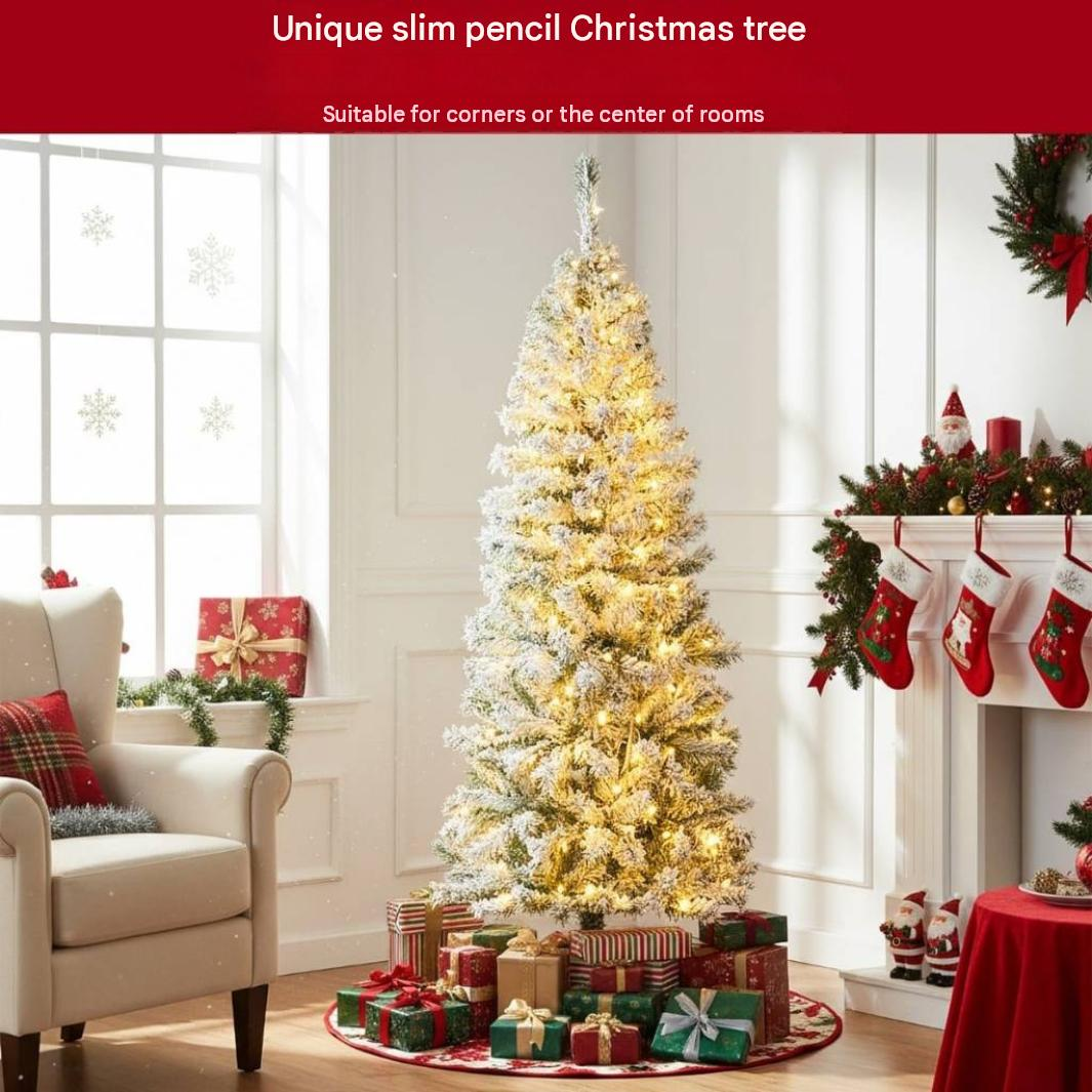 Un sapin de Noël fin et enneigé avec des lumières, entouré de cadeaux dans un salon.