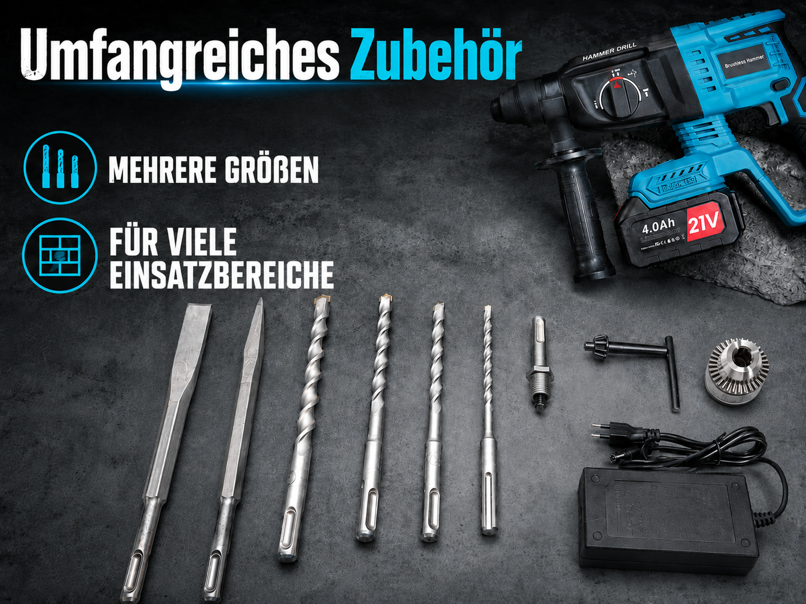 Blaue Akku-Bohrmaschine, verschiedene Bohrer, Meißel, Ladegerät und Zubehör auf grauem Hintergrund.