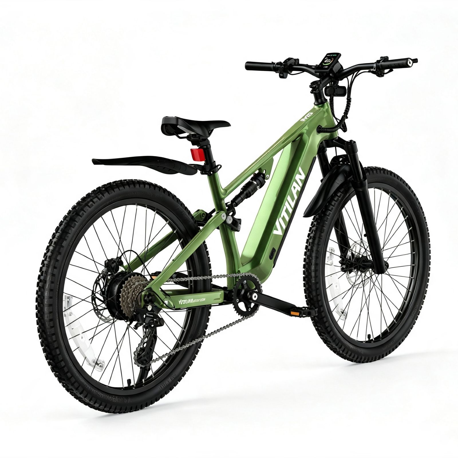 Una bicicleta eléctrica de montaña verde sobre fondo blanco, mostrando suspensión, guardabarros y pantalla.