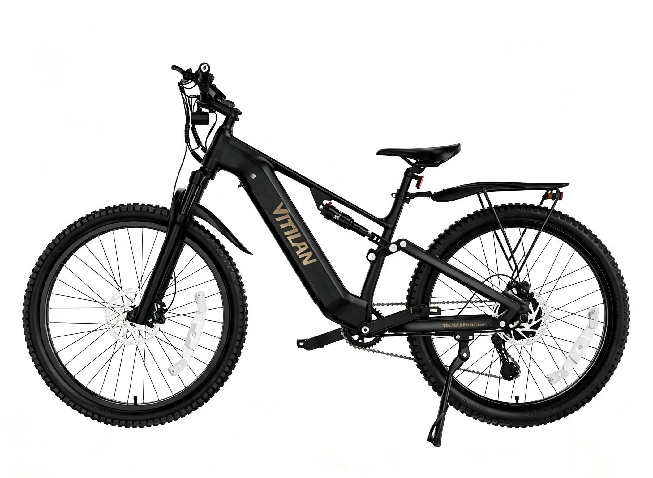 Una bicicleta eléctrica negra Vitilan con doble suspensión y pata de cabra sobre fondo blanco.