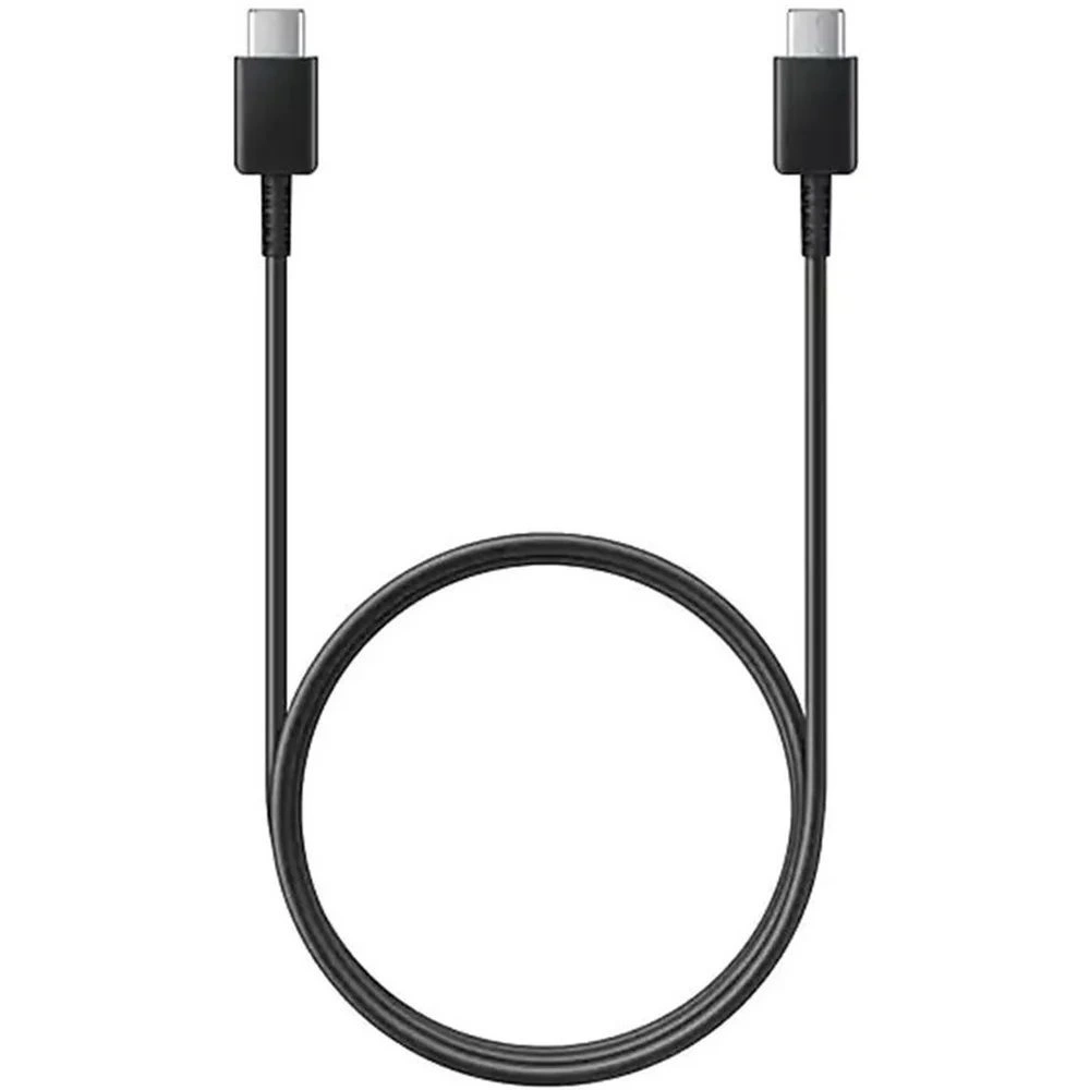 Un cable negro USB-C a USB-C sobre un fondo blanco.