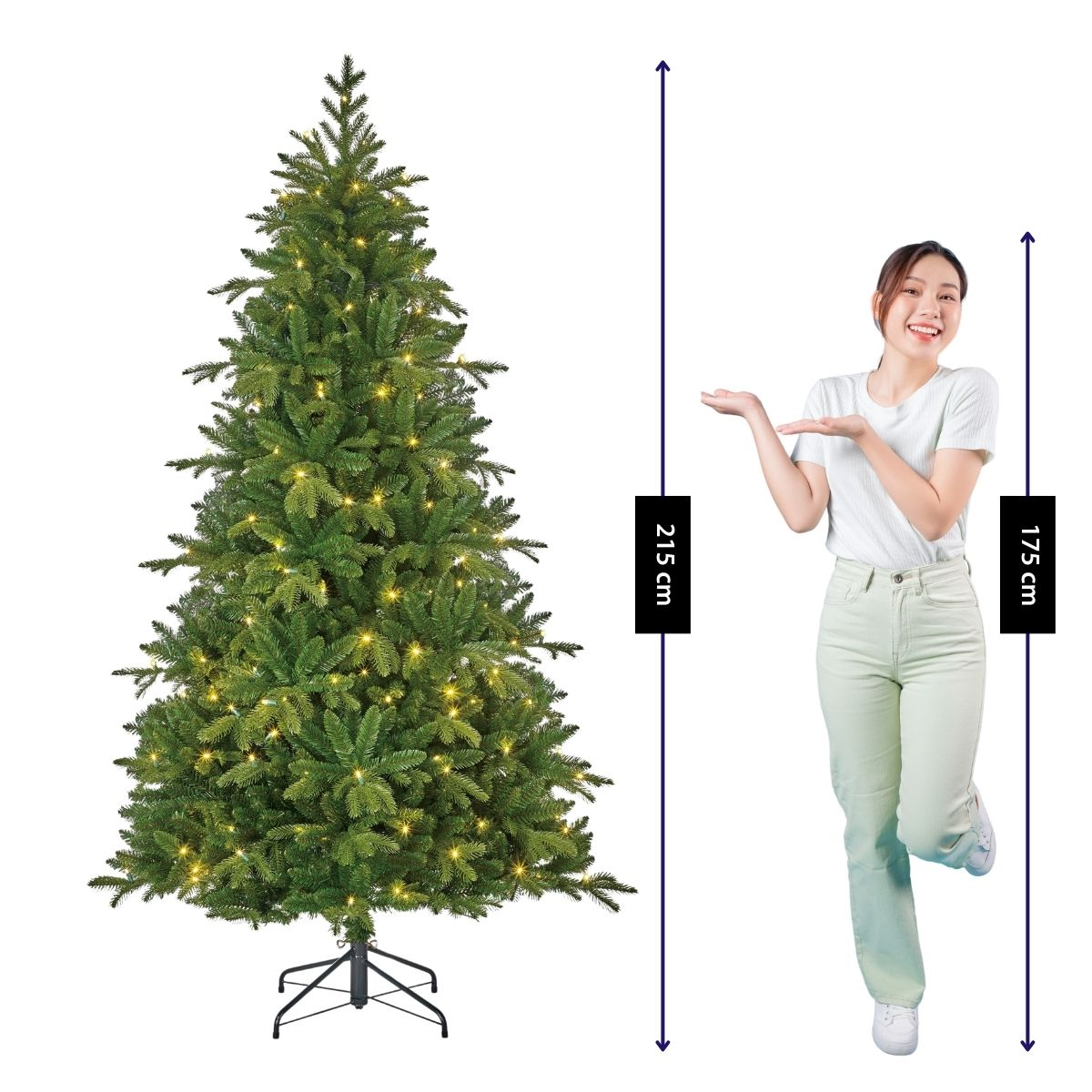 Een vrouw poseert naast een 215 cm hoge kerstboom met lichtjes.