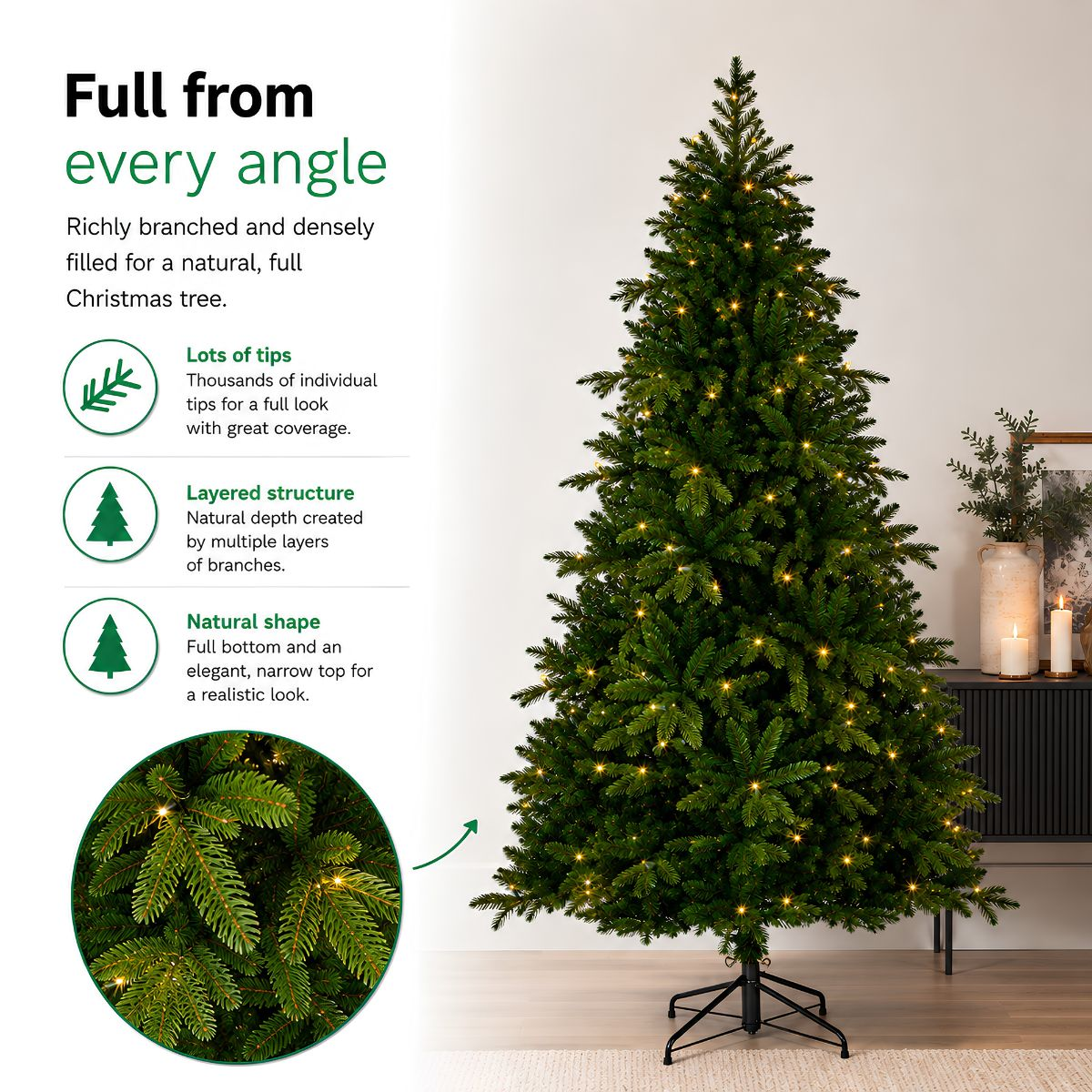 Een verlicht kunstkerstboom met dichte structuur staat in een kamer, vergezeld van tekst en infografics.