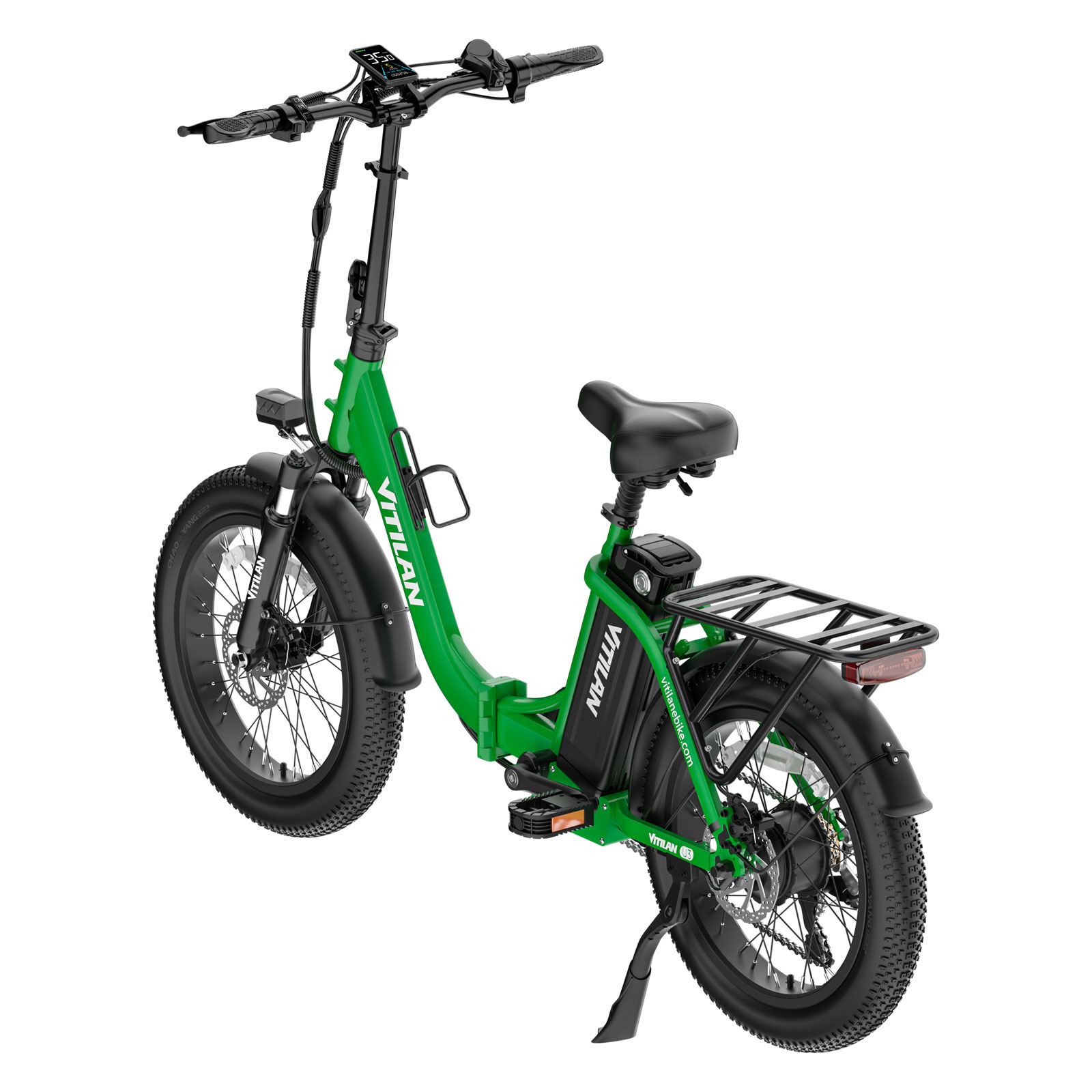Una bicicleta eléctrica plegable verde con neumáticos anchos, un portaequipajes trasero negro y pantalla sobre fondo blanco.