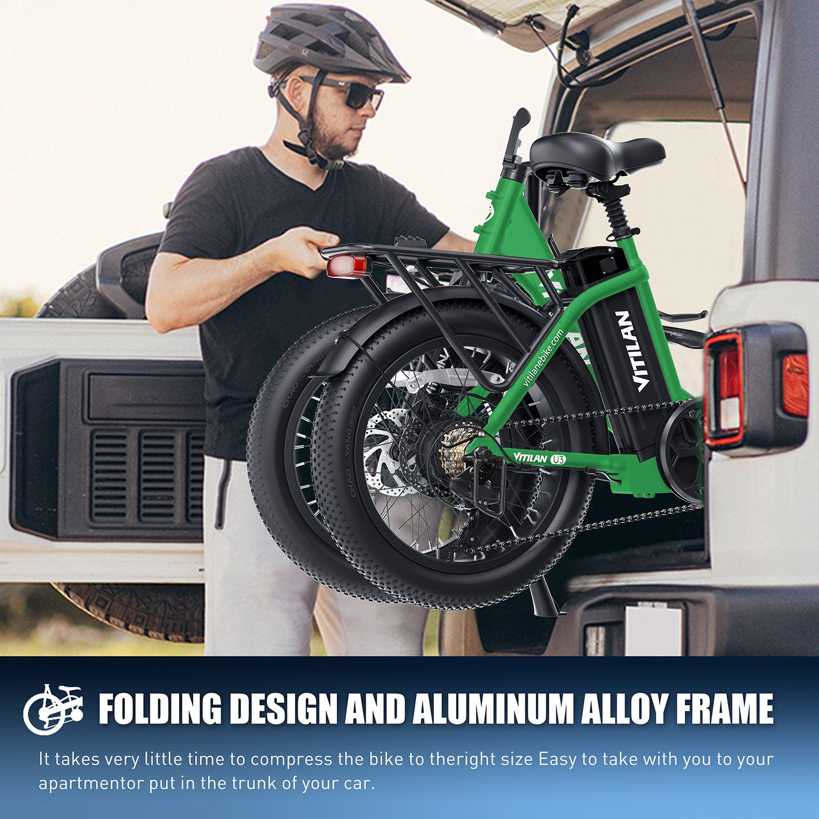 Un hombre con casco carga una bicicleta eléctrica plegable verde en el maletero de un SUV.