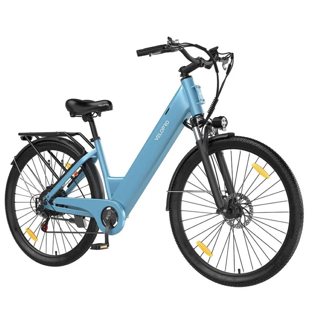 Una bicicleta eléctrica azul claro con sillín negro, portaequipajes y luz delantera sobre fondo blanco.