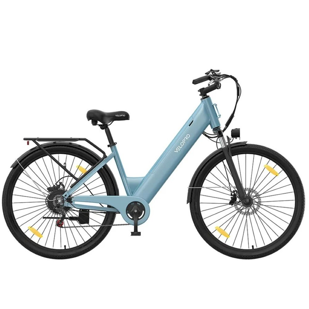 Una bicicleta eléctrica urbana azul claro con guardabarros negros, portaequipajes trasero y sillín negro sobre fondo blanco.