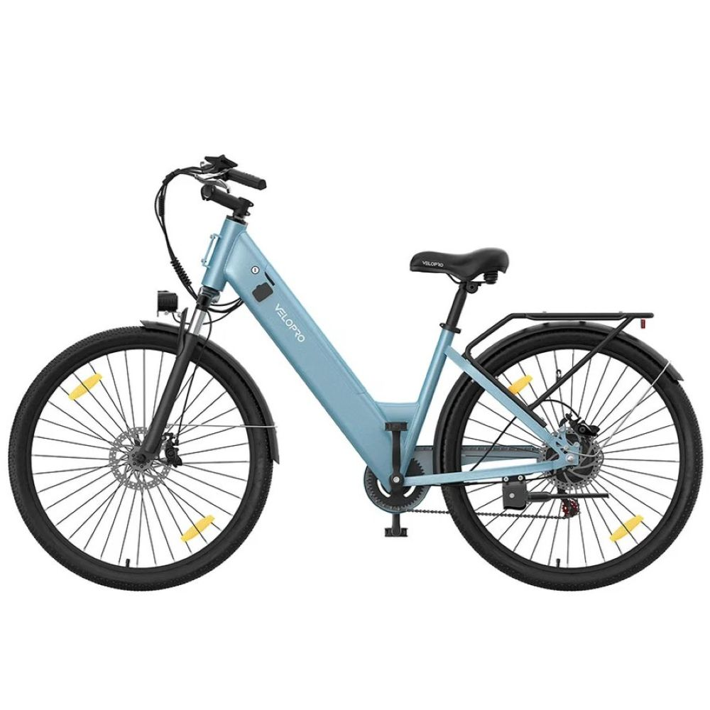 Una bicicleta eléctrica azul claro con asiento negro, portaequipajes y reflectores amarillos sobre fondo blanco.