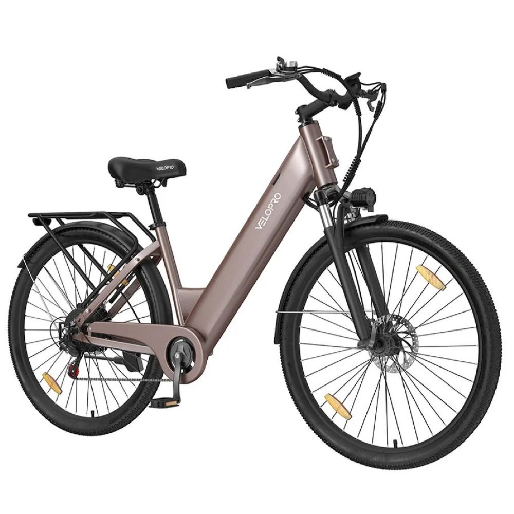 Una bicicleta eléctrica Velopro rosa mate con portaequipajes sobre fondo blanco.