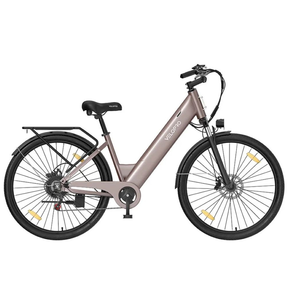 Una bicicleta eléctrica rosa mate con sillín negro, portaequipajes, guardabarros y reflectores sobre fondo blanco.