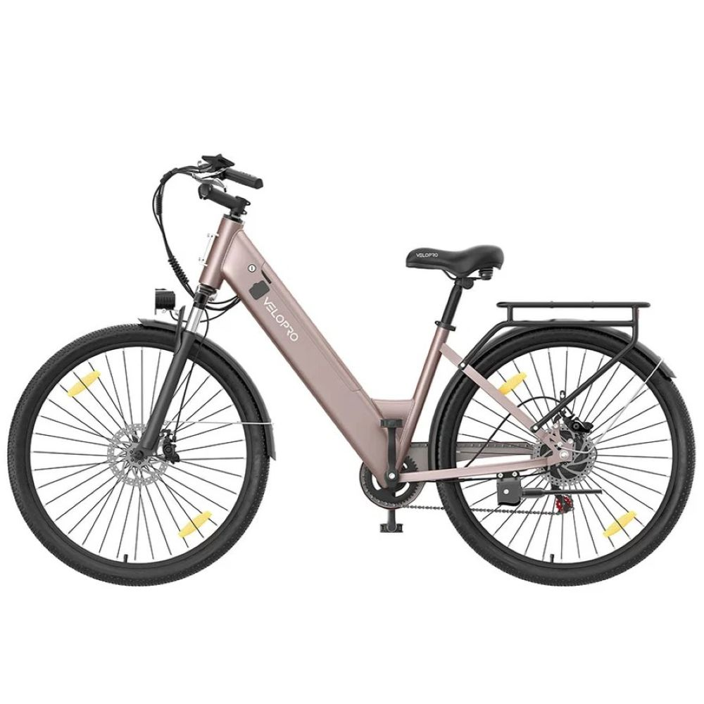 Una bicicleta eléctrica Velopro rosa mate con portaequipajes negro, guardabarros y pata de cabra sobre fondo blanco.