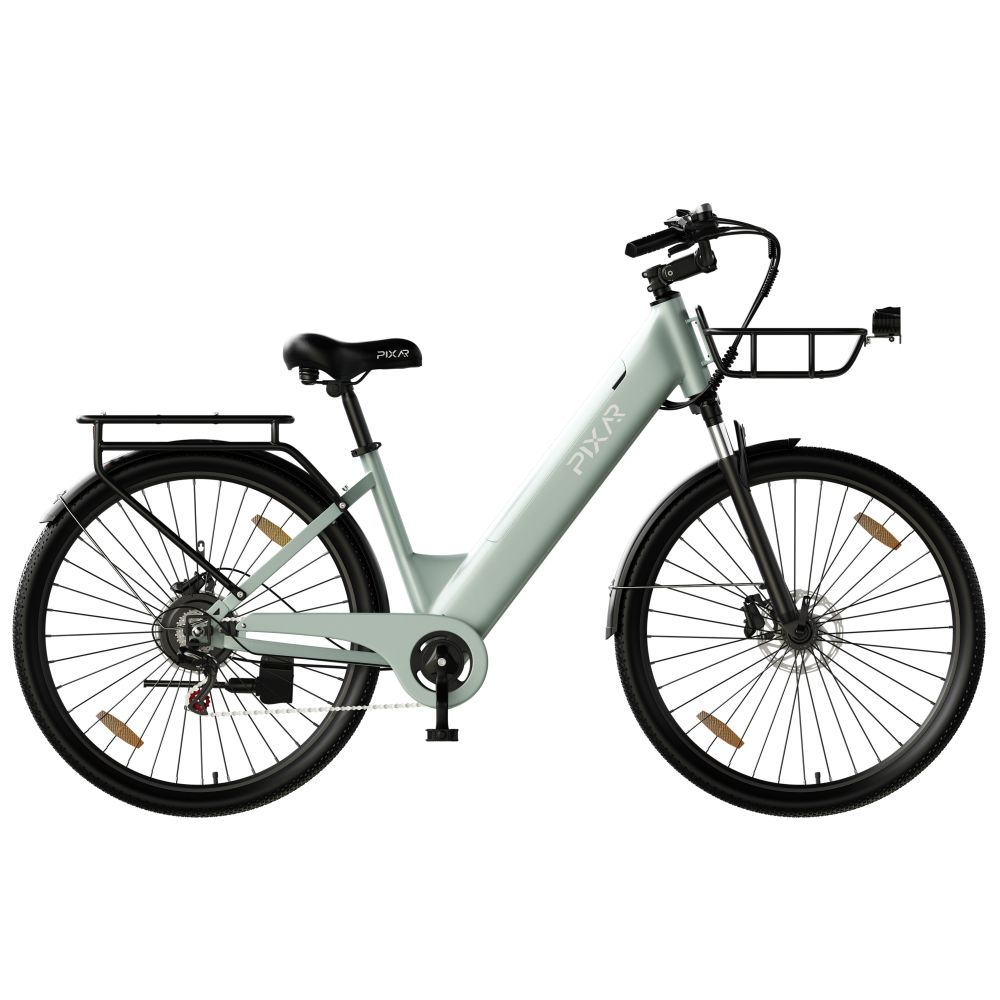 Una bicicleta eléctrica urbana verde claro con cesta delantera negra y portaequipajes trasero.