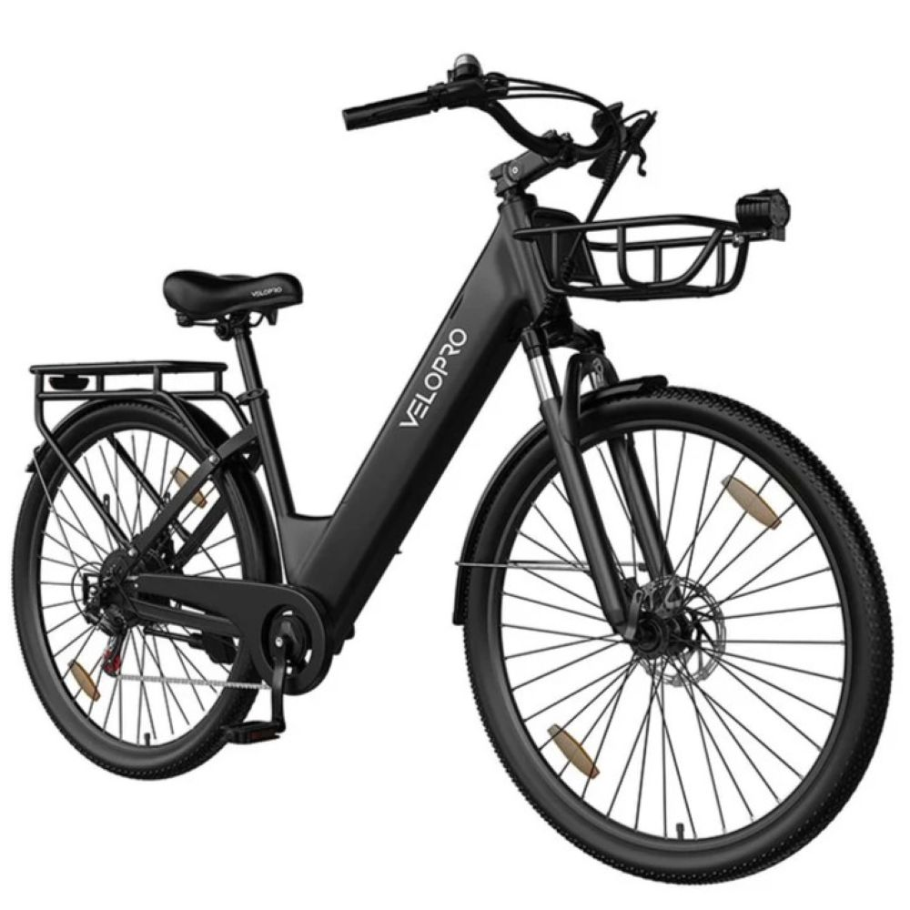 Una bicicleta eléctrica Velopro negra con cesta delantera, portaequipajes trasero y marca blanca sobre fondo blanco.