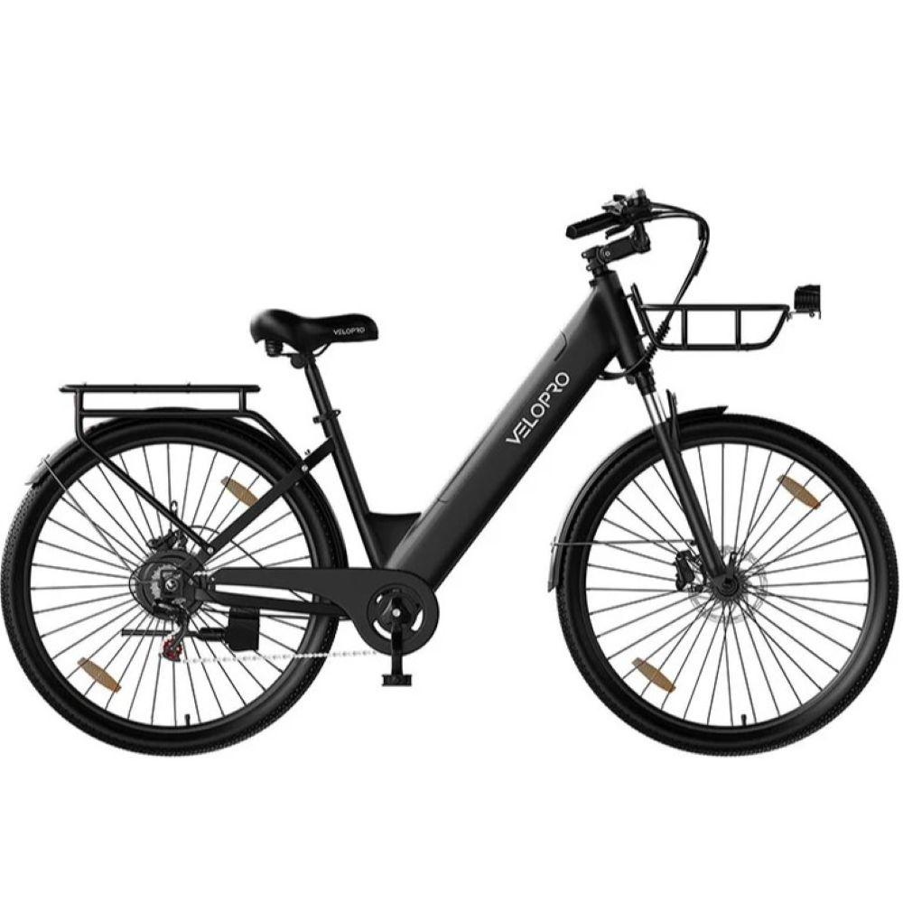 Una bicicleta eléctrica Velopro negra con cesta delantera, portaequipajes trasero y cuadro bajo sobre fondo blanco.