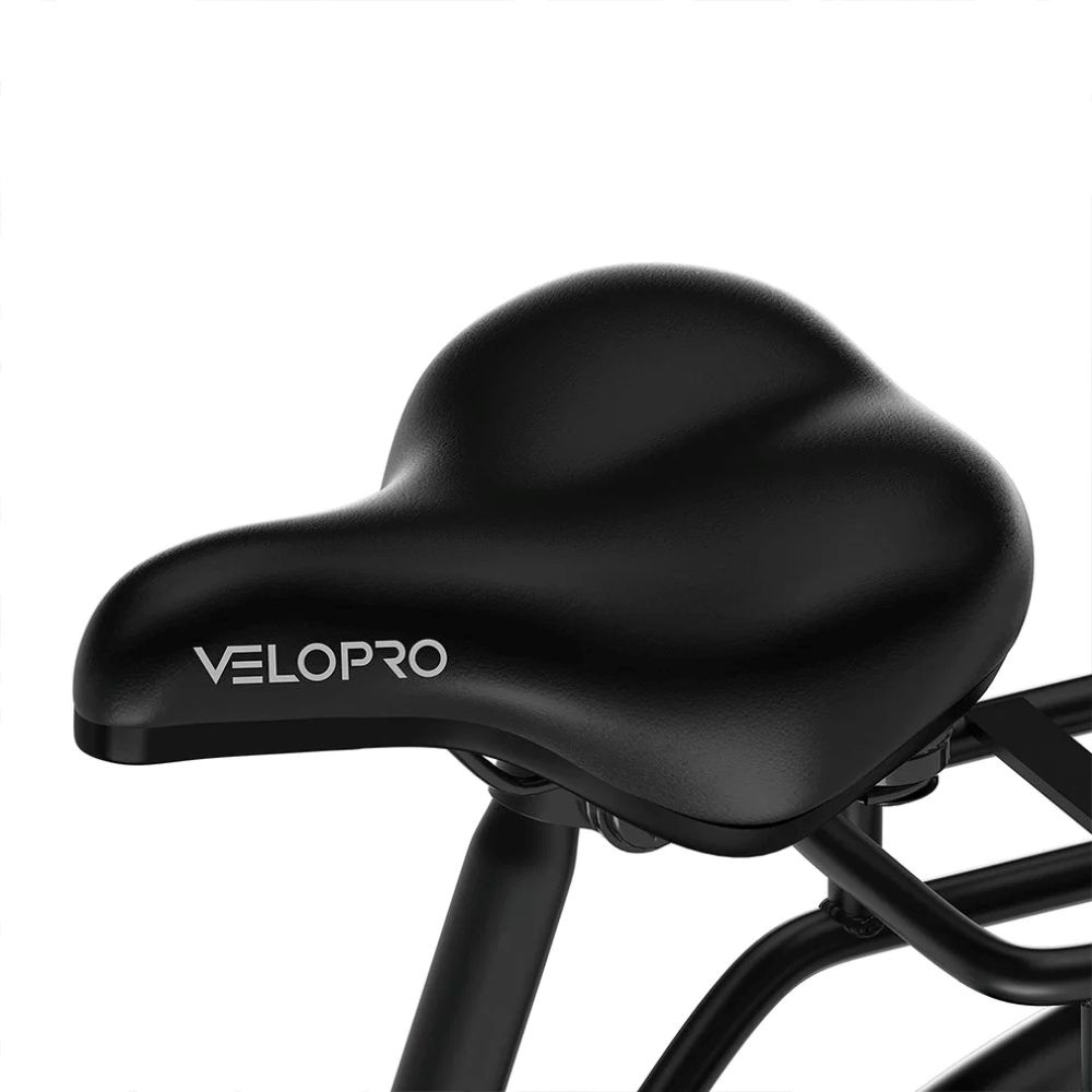 Un sillín de bicicleta Velopro negro montado en un cuadro con portaequipajes.