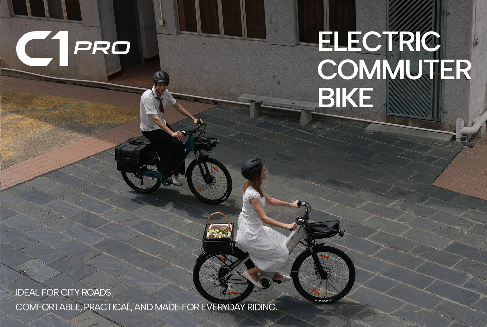 Dos personas montan en bicicletas eléctricas C1 Pro por una plaza empedrada.