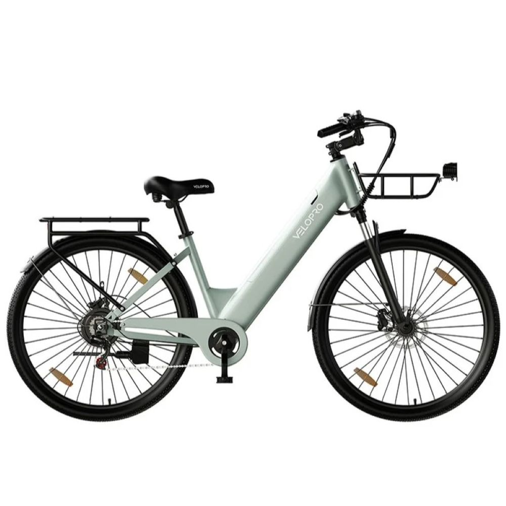 Una bicicleta eléctrica verde claro con portaequipajes trasero negro, cesta delantera y sillín negro sobre fondo blanco.
