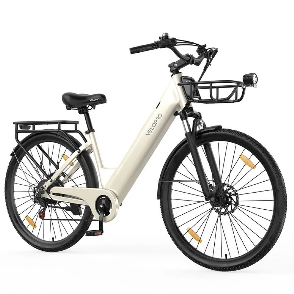 Bicicleta eléctrica Velopro beige con parrilla trasera, cesta delantera y faro sobre fondo blanco.