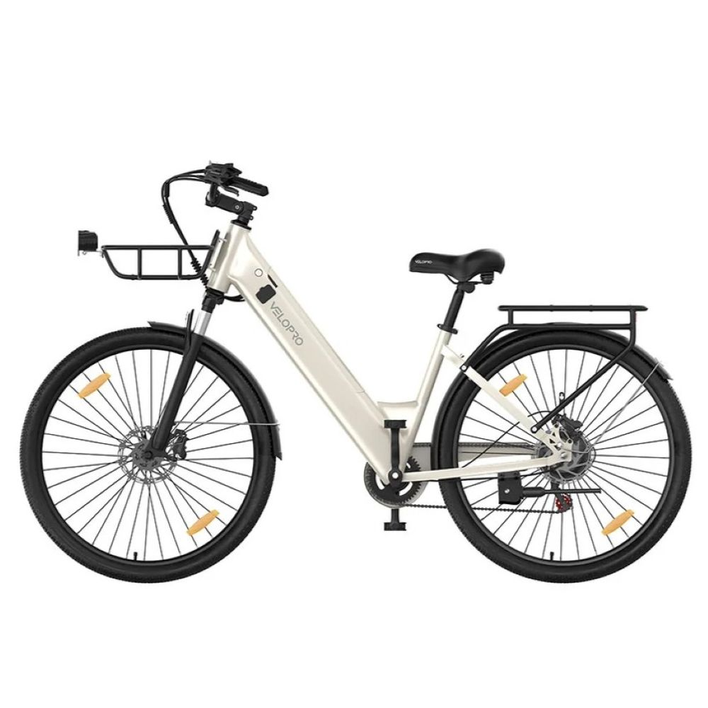 Bicicleta eléctrica en color beige con cesta delantera, portaequipajes trasero negro y frenos de disco.