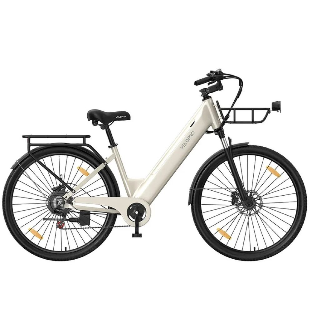 Una bicicleta eléctrica de ciudad Velopro en color beige con componentes negros, cesta delantera y portaequipajes.