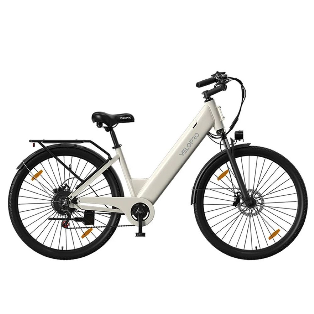 Una bicicleta eléctrica blanca con sillín negro, portaequipajes y neumáticos negros sobre fondo blanco.