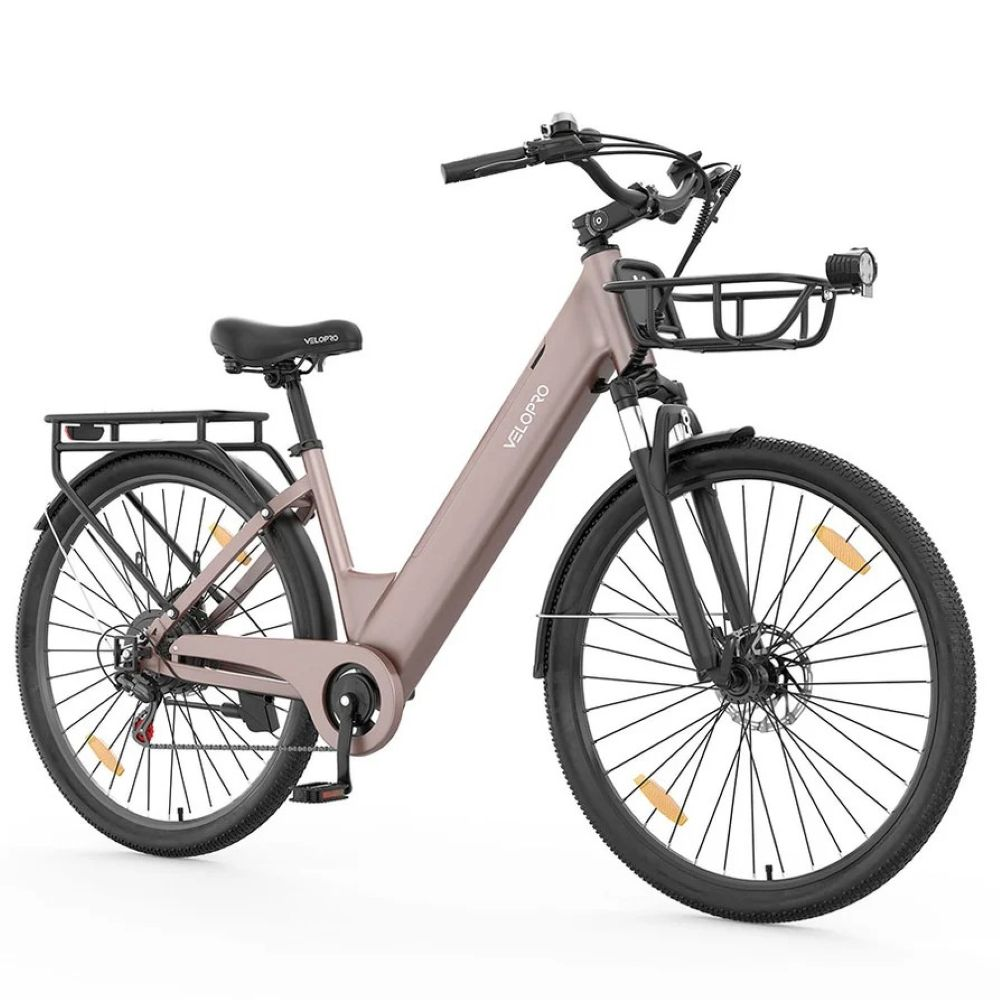 Una bicicleta eléctrica rosa moderna con canasta delantera, parrilla trasera y manubrio negro sobre fondo blanco.