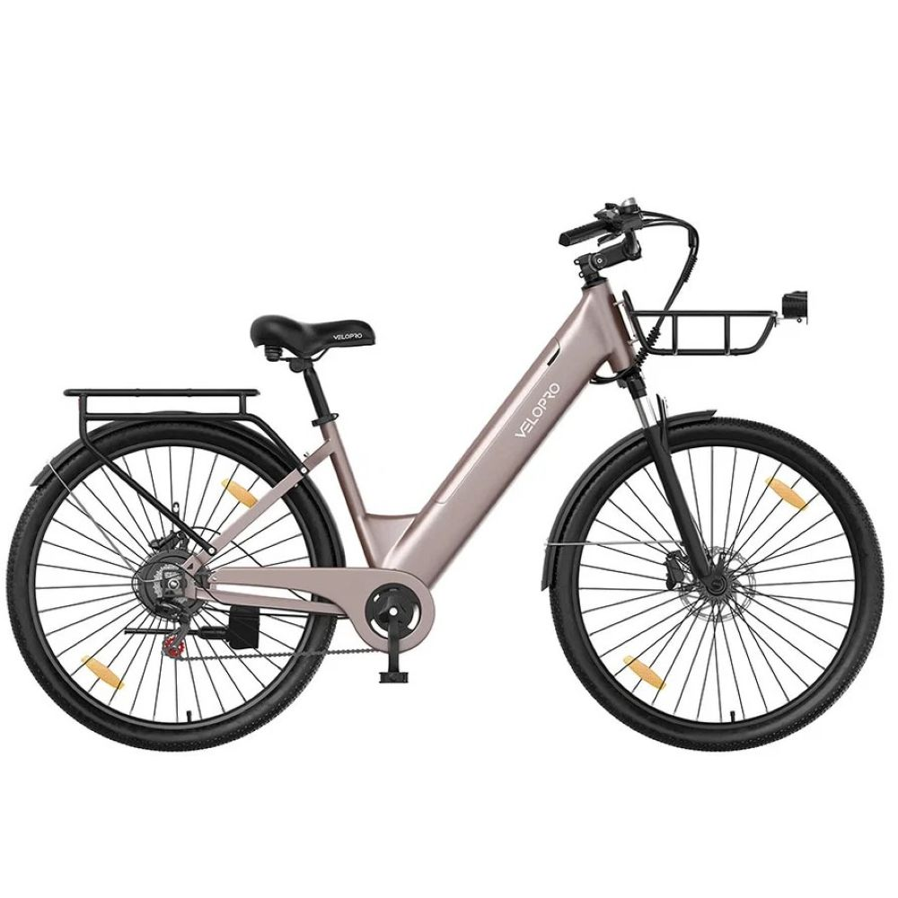Una bicicleta eléctrica de color rosa mate con parrillas delantera y trasera, neumáticos anchos y sillín negro sobre blanco.