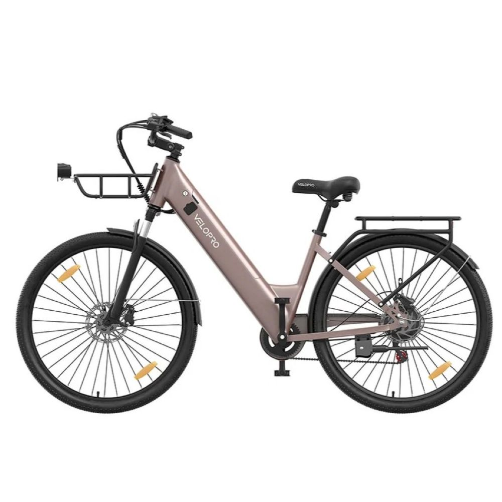 Una bicicleta eléctrica rosa moderna con cesta delantera, portaequipajes trasero y ruedas negras sobre fondo blanco.