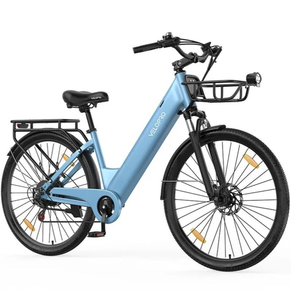 Una bicicleta eléctrica azul claro con asiento negro, cesta delantera y portaequipajes trasero sobre fondo blanco.