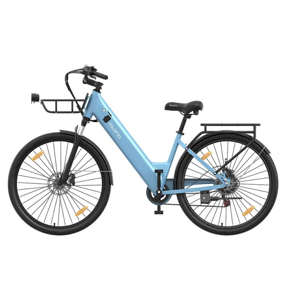 Una bicicleta eléctrica azul claro con parrillas delantera y trasera, neumáticos negros y sillín negro.