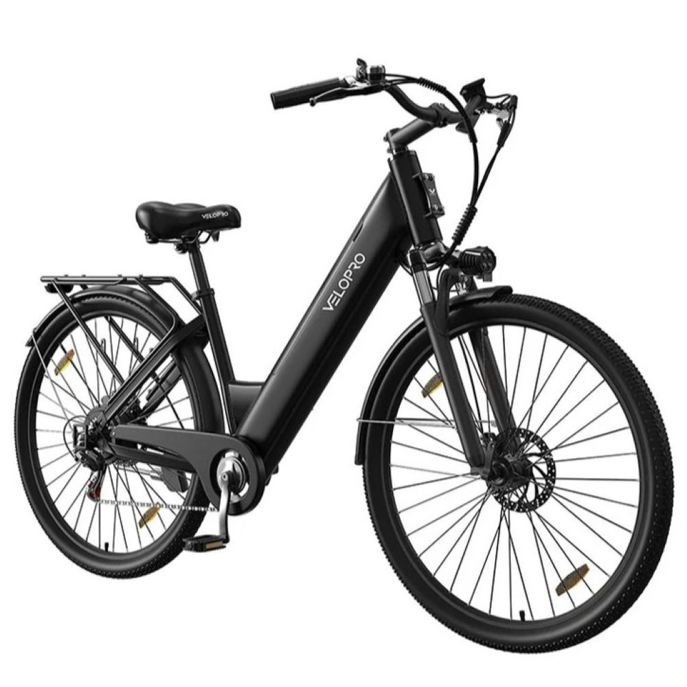 Una bicicleta eléctrica Velopro negra sobre fondo blanco, con cuadro bajo, guardabarros y portaequipajes trasero.