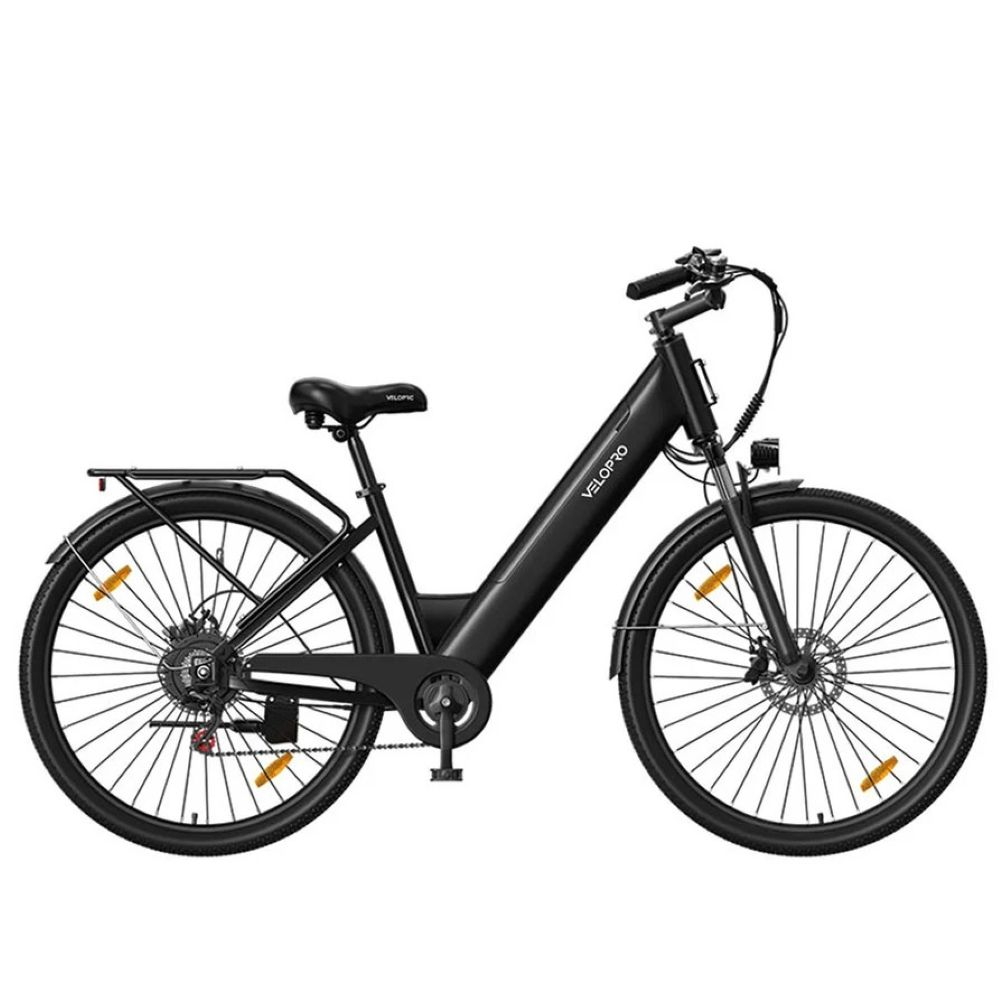 Una bicicleta eléctrica negra de cuadro bajo con portaequipajes sobre fondo blanco.