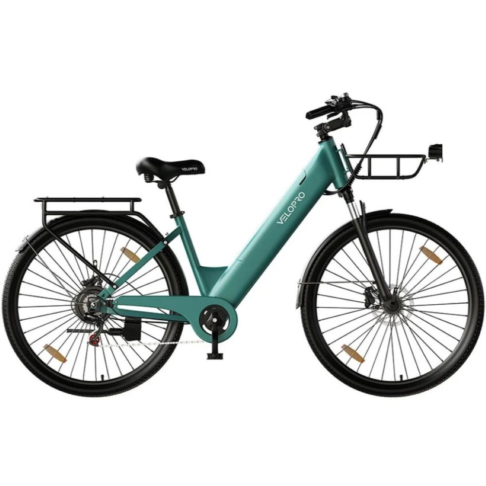 Una bicicleta eléctrica verde azulado con cesta delantera, portaequipajes trasero y neumáticos negros.