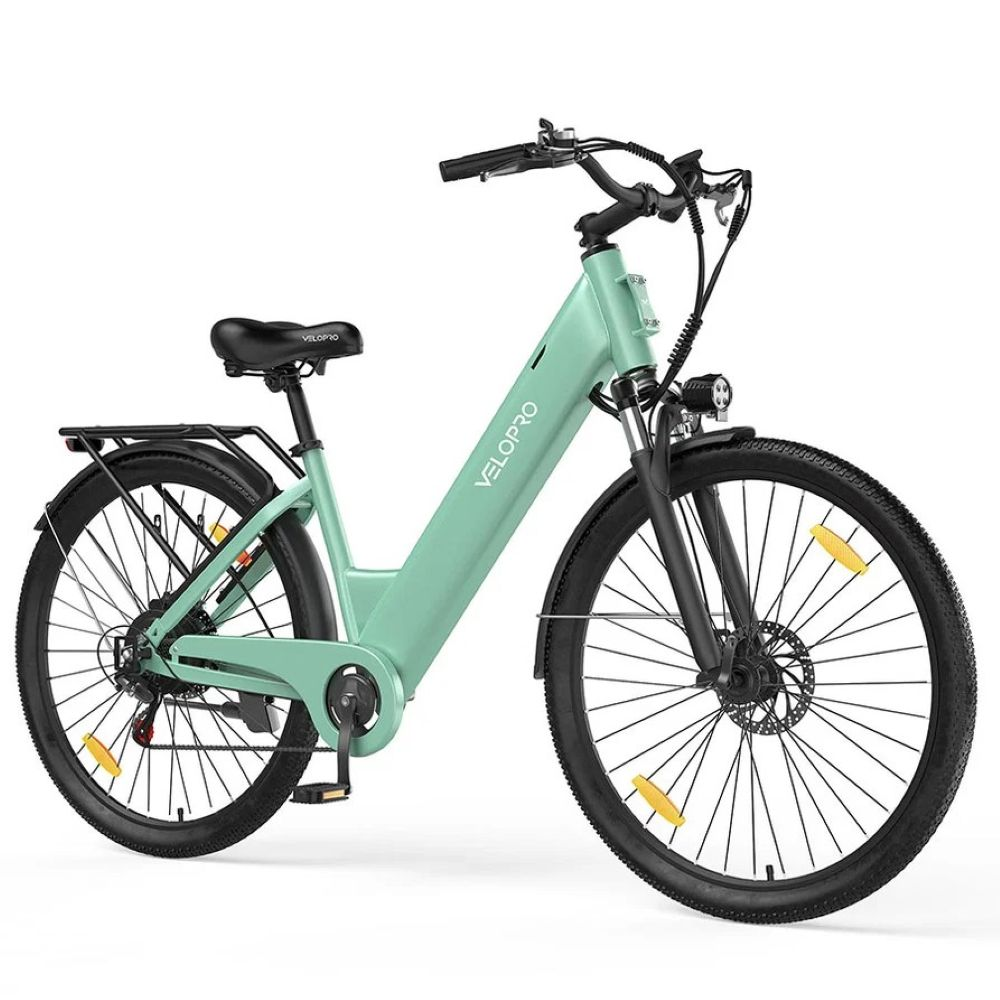 Una bicicleta eléctrica Velopro verde menta con sillín negro, portaequipajes y luz delantera sobre fondo blanco.