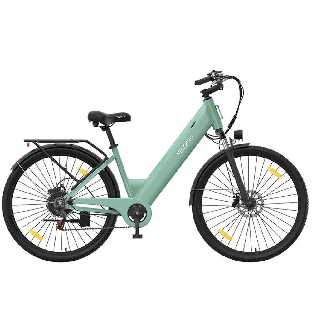 Una bicicleta eléctrica verde claro con guardabarros negros, parrilla trasera y sillín negro sobre un fondo blanco.