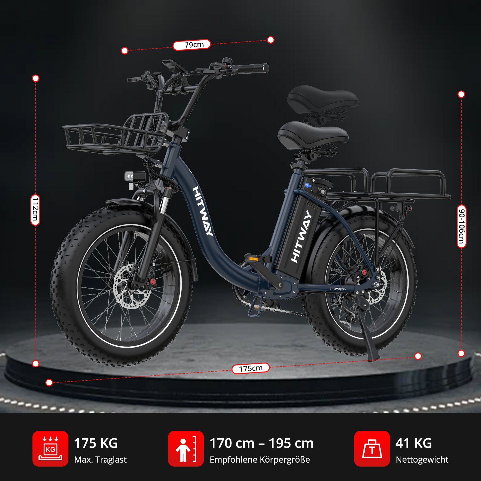Ein dunkelblaues Hitway E-Bike mit breiten Reifen, Frontkorb, Doppelsitz und Maßangaben auf dunkler Bühne.