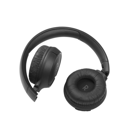 Un paio di cuffie wireless nere su sfondo bianco, viste dall'alto.